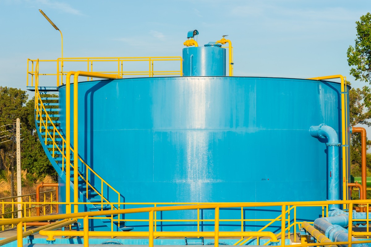 deposito azul de agua con escaleras amarillas