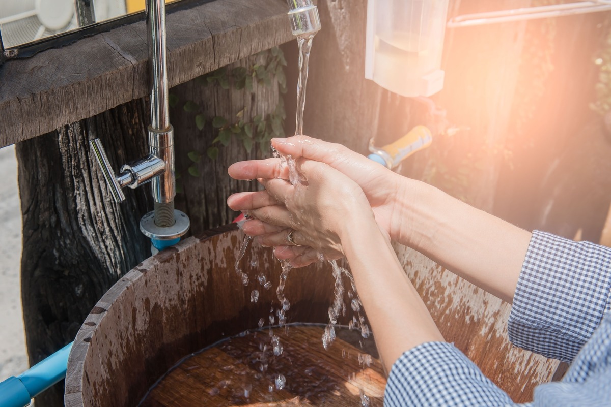 manos bajo grifo de agua